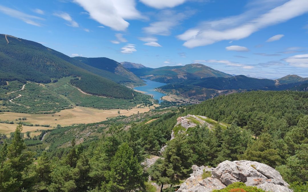Ruta hacia la cima Cueva Dorada (Palencia): vistas espectaculares al pantano de Compuerto