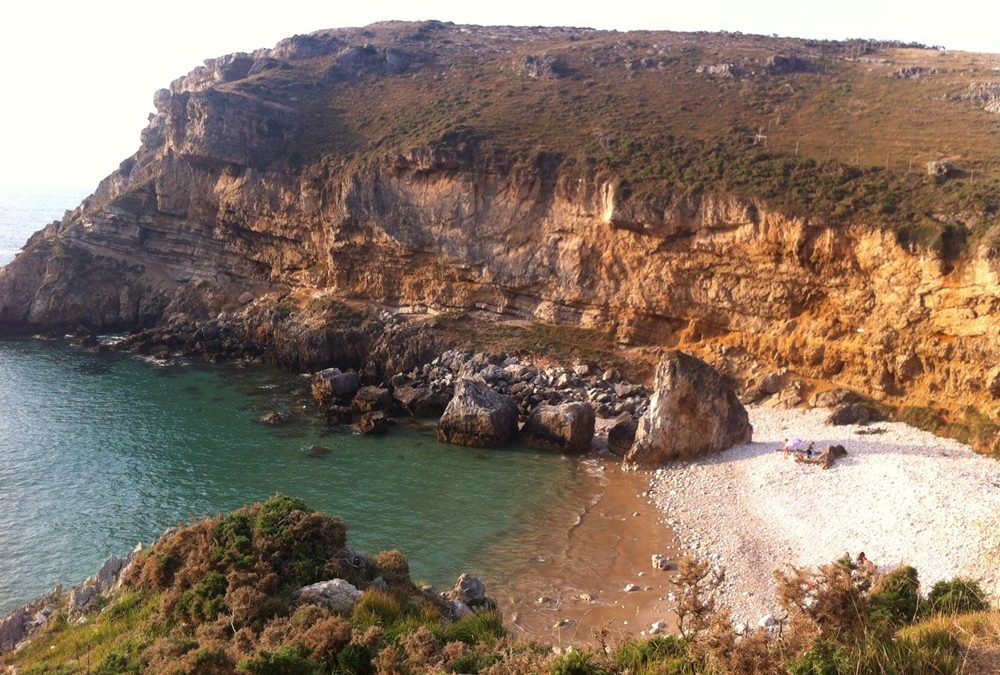 Cala secreta en Cantabria: descubre la Playa de las Fuentes, un paraíso escondido en San Vicente de la Barquera